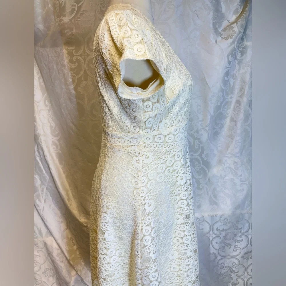 Cream/pale yellow - lace dress from the brand De Collection. Size XL